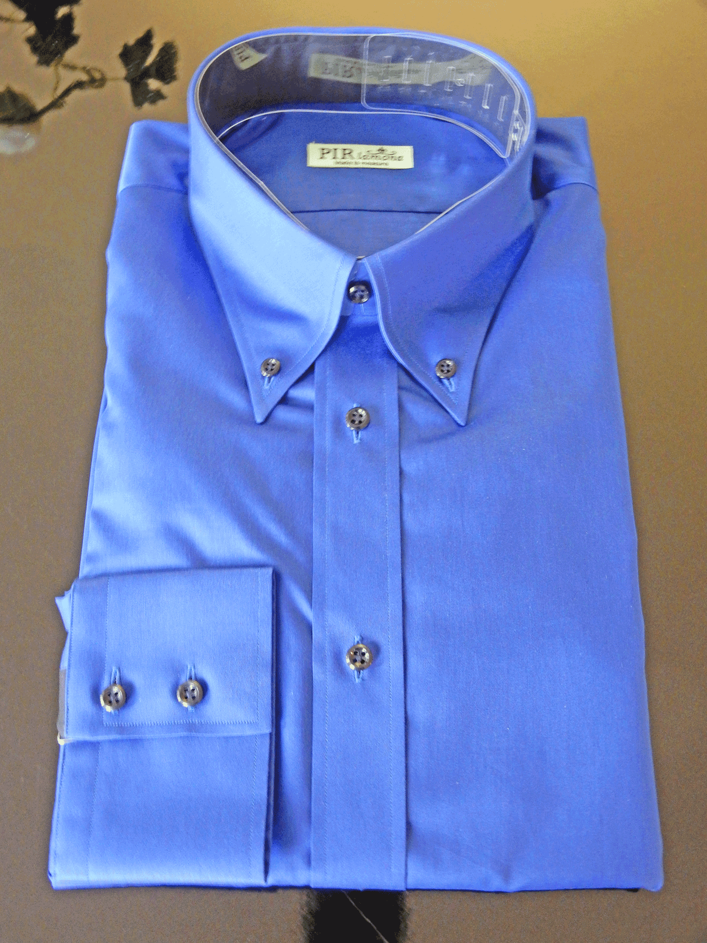 Hemd mit blauem Stoff